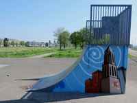 838231 Afbeelding van een halfpipe met een schildering van de Domtoren op de zijkant, op het skatepark Parkwijk bij het ...